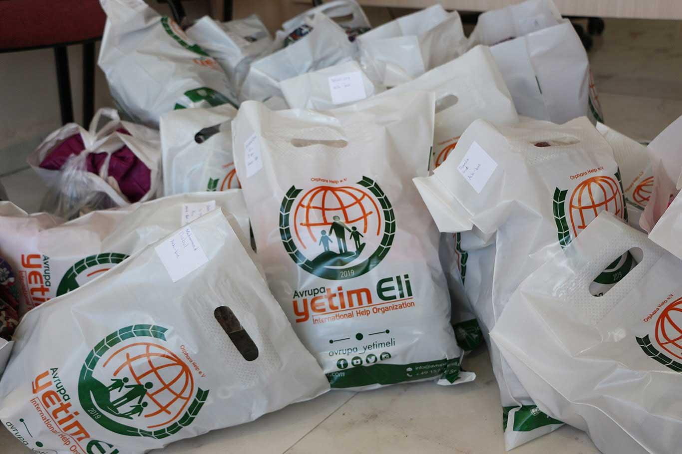 Yetim çocuklara kışlık giyecek yardımı Yetim çocuklara kışlık giyecek yardımı